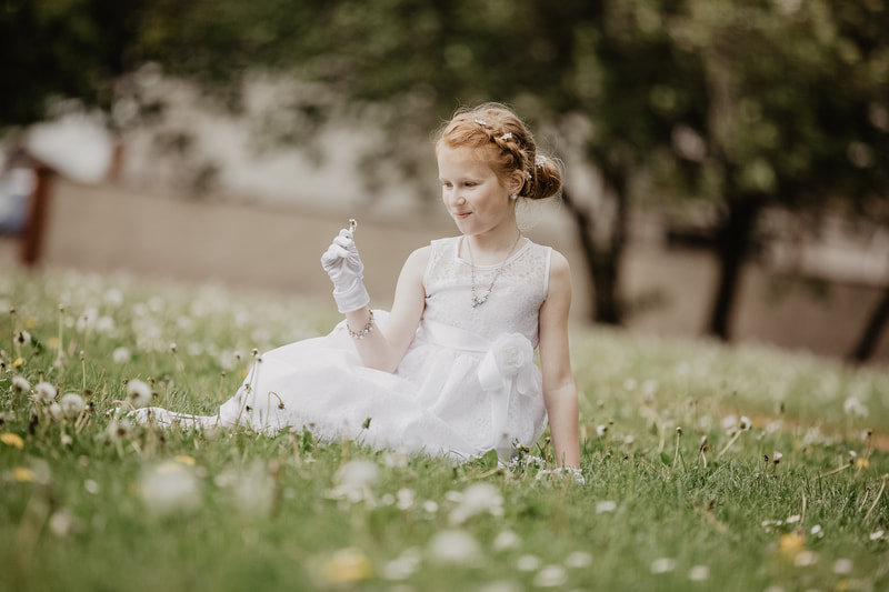 Communion photographer. Creative and modern First communion photography service